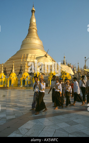 Shinpyu" cérémonie à la pagode Shwedagon complexe dans le Myanmar Banque D'Images