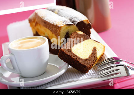 Tranches de gâteau et tasse de café Banque D'Images