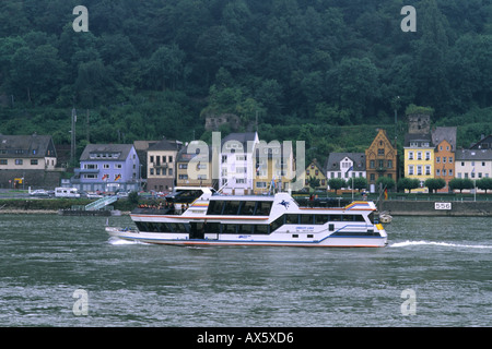 Allemagne Rudesheim Vieille Ville par Rhin avec River Cruise Banque D'Images