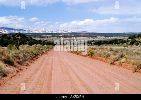 Route de gravier en passant par grand escalier Monument National, Utah, USA Banque D'Images