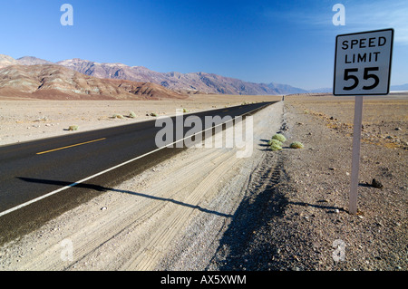 Panneau de circulation marquant une limite de vitesse de 55 mi/h, le long de la route 178 dans la vallée de la mort, Death Valley National Park, California, USA, North Banque D'Images