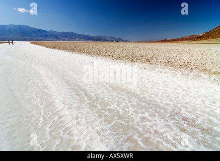 Plus bas, Badwater aux ETATS UNIS (-87m), deux personnes en randonnée sur des sédiments de borax dans la vallée de la mort, Death Valley National Park Banque D'Images