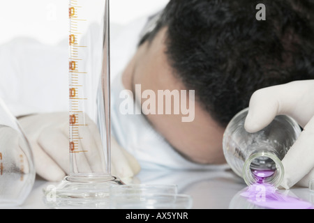 Pose de chimiste, face vers le bas, dans un laboratoire, anesthésié par liquid Banque D'Images
