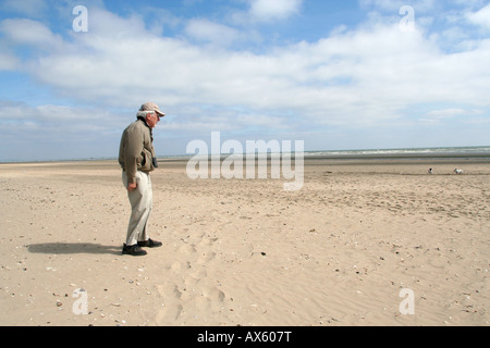 Vétéran du jour américain kulkowitz harry revient pour la première fois à Utah Beach normandie après 60 ans D-Day anniversaire Banque D'Images