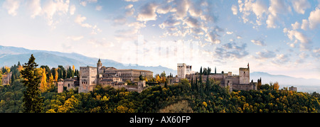 Vue panoramique de l'Alhambra, la Sierra Nevada en arrière-plan, Grenade, Andalousie, Espagne, Europe Banque D'Images