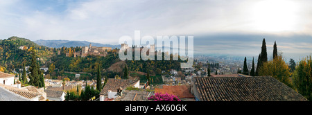 Vue panoramique de l'Alhambra, la Sierra Nevada en arrière-plan, Grenade, Andalousie, Espagne, Europe Banque D'Images