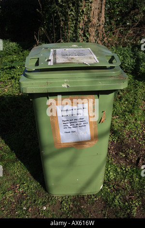 Les déchets dans la cour de l'église Saint Pierre et Saint Paul à Northleach dans les Cotswolds Banque D'Images