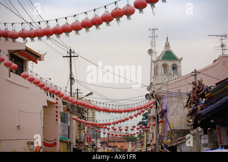 Lanternes chinoises pèsent sur la rue dans Chinatown Melaka en Malaisie Banque D'Images