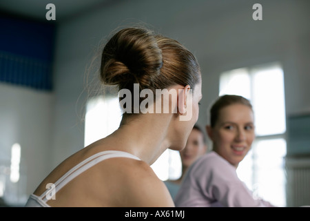 Trois jeunes femme parlant Banque D'Images