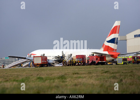 L'écrasa BA Boeing 777 jet se trouve sur la pelouse d'Heathrow avant le début de la piste à l'aéroport d'Heathrow Banque D'Images