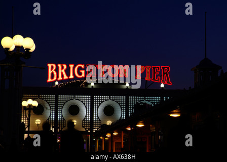 Brighton Pier de nuit avec les lumières illuminant Brighton se trouve dans l'East Sussex en Angleterre. Banque D'Images