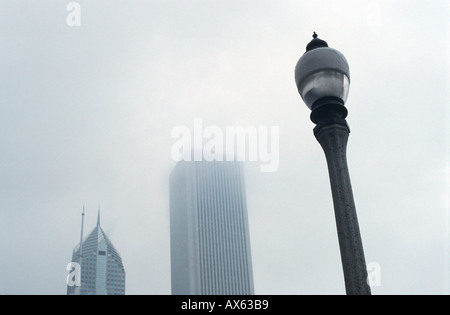 Lanterne et Aon Center dans la neige et le brouillard, de la Michigan Avenue Chicago Illinois USA, Novembre 2002 Banque D'Images