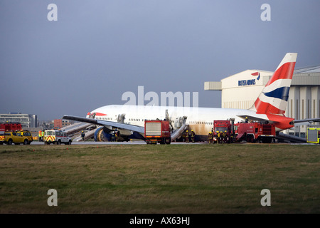 L'écrasa BA Boeing 777 jet se trouve sur la pelouse d'Heathrow avant le début de la piste à l'aéroport d'Heathrow Banque D'Images