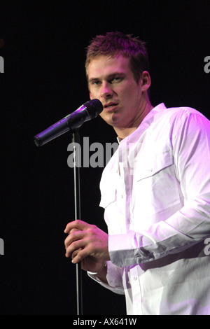 Lee Ryan chante, joue à de jeunes voix concerts, décembre 2007. Banque D'Images