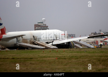 L'écrasa BA Boeing 777 jet se trouve sur la pelouse d'Heathrow avant le début de la piste à l'aéroport d'Heathrow Banque D'Images