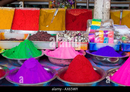 Poudres et colorants en vente pour utilisation dans la notation de l'Hindu front place ou Tilaka Banque D'Images