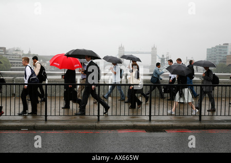 Les navetteurs traversant le pont de Londres durant l'heure de pointe du matin Banque D'Images