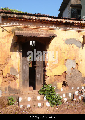 Porte dans un vieux bâtiment négligé ou abandonné à Fontainhas, Panjim (Panaji), Goa, Inde. Banque D'Images