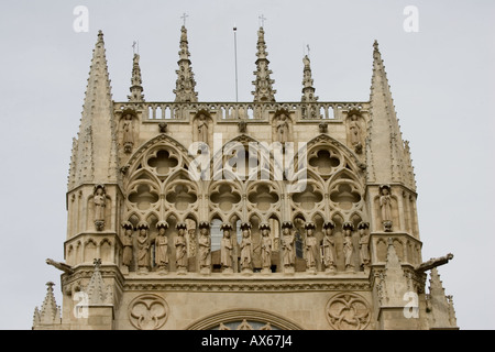 Détails complexes de sculptures sur pierre à la tour de Notre Dame de la cathédrale de Burgos vue de la Plaza del Rey espagne San Fernando Banque D'Images