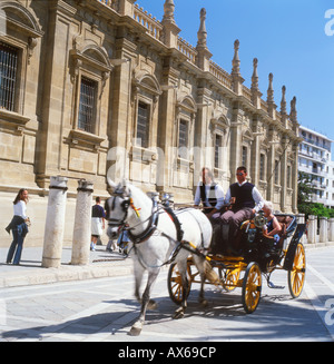 Une calèche transportant des touristes à l'extérieur de la Cathédrale de Séville Espagne KATHY DEWITT Banque D'Images