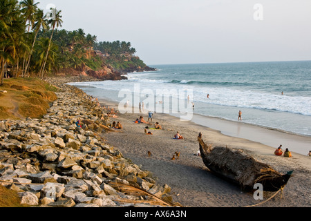 Bateau de pêche et les touristes sur la plage de Varkala Inde du Sud Banque D'Images