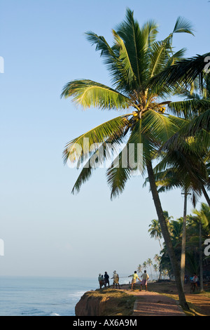 Hommes dans les filets de pêche sur la plage de Varkala en Inde Banque D'Images