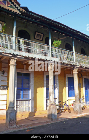 Beau bâtiment historique dans le vieux quartier portugais de Sao Tomé, Panjim, Goa, Inde Banque D'Images