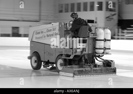Un nettoyage de glace Zamboni prend ses tours sur une patinoire Banque D'Images