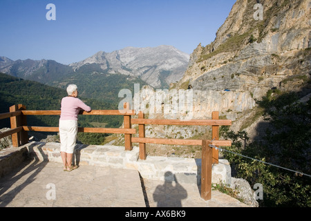 Tourist enjoying view de spectaculaires paysages de montagne du Mirador de Oseja en parc national Picos de Europa en Espagne Banque D'Images