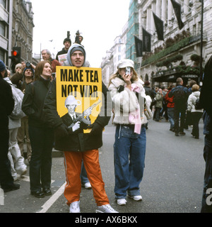 Manifestant avec 'Make Tea Not War' Tony Blair signe des manifestants debout dans la rue Piccadilly anti Irak War Rally Londres février 2003 KATHY DEWITT Banque D'Images