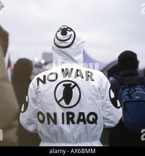 Faceless Man Wearing No War on Irak signe sur costume avec capuche vue de dos à Hyde Park Londres Angleterre anti-War Rally démo 15 février 2003 KATHY DEWITT Banque D'Images