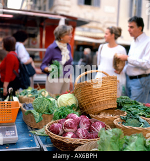 Les gens magasinent pour les légumes de chou radicchio dans les paniers à Campo Dei Fiori marché en automne à Rome Italie KATHY DEWITT Banque D'Images