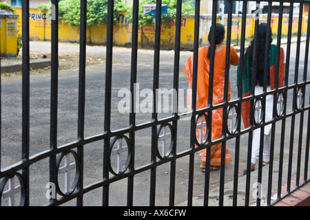 Les Indiens par une porte avec des croisements dans Cochin Inde Banque D'Images