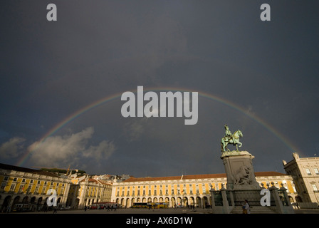 Arc-en-ciel sur la place du commerce à Lisbonne Portugal Banque D'Images