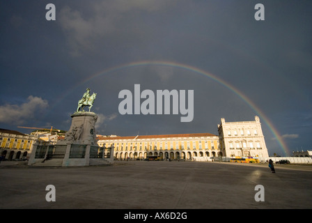 Arc-en-ciel sur la place du commerce à Lisbonne Portugal Banque D'Images