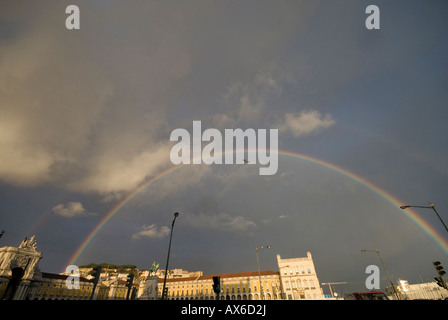 Arc-en-ciel sur la place du commerce à Lisbonne Banque D'Images