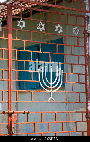 Symboles juifs sur une porte de l'extérieur de la Synagogue de ville juif Mattancherry Cochin Inde Banque D'Images