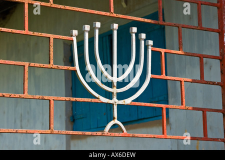 Symboles juifs sur une porte de l'extérieur de la Synagogue de ville juif Mattancherry Cochin Inde Banque D'Images