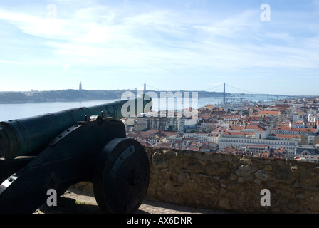 Un canon en château de Lisbonne Banque D'Images