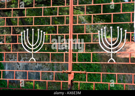 Symboles juifs sur une porte de l'extérieur de la Synagogue de ville juif Mattancherry Cochin Inde Banque D'Images