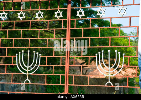 Symboles juifs sur une porte de l'extérieur de la Synagogue de ville juif Mattancherry Cochin Inde Banque D'Images