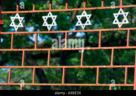 Symboles juifs sur une porte de l'extérieur de la Synagogue de ville juif Mattancherry Cochin Inde Banque D'Images