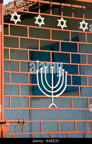 Symboles juifs sur une porte de l'extérieur de la Synagogue de ville juif Mattancherry Cochin Inde Banque D'Images