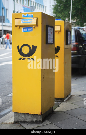 Les boîtes aux lettres jaunes ancien allemand de Deutsche Post AG. Rhénanie du Nord-Westphalie, Dusseldorf, Germany, Europe Banque D'Images