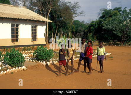 Les garçons du Zimbabwe de jeunes garçons, les garçons, les enfants, les écoliers, collégiens, village de Mahenye, la province de Manicaland, au Zimbabwe, l'Afrique Banque D'Images