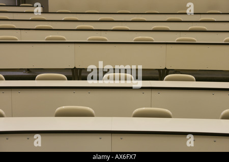 Des chaises disposées de manière systématique à la tables dans une chambre Banque D'Images