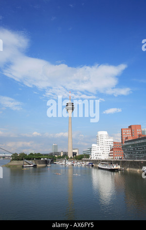 Rhinetower et marina à Dusseldorf. Rhénanie du Nord-Westphalie, Allemagne, Europe Banque D'Images