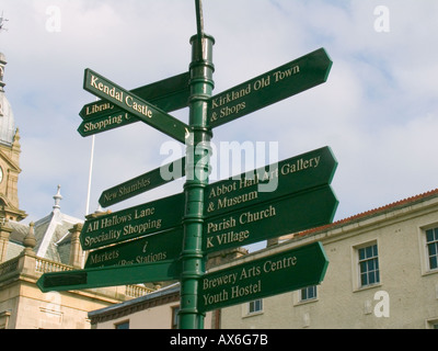 KENDAL CUMBRIA LAKE DISTRICT UK Multi Octobre panneau vert bras pointant vers les nombreuses attractions de cette ville historique Banque D'Images