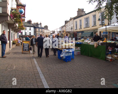 KENDAL CUMBRIA UK Octobre Consommateurs à la recherche d'une bonne affaire au marché hebdomadaire de cette jolie ville historique Banque D'Images