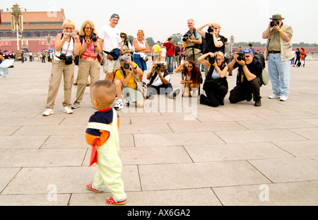 Chine Pékin place Tiananmen touristes prendre des photos de bébé local à Beijing Forbidden City Banque D'Images